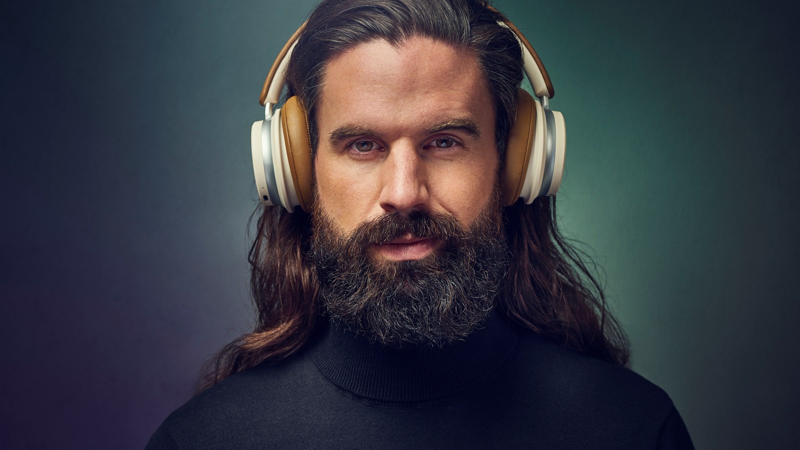 Hombre eligiendo auriculares
